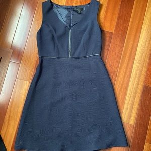 Worthington dress size 6.
Beautiful V-neck
With leather trim